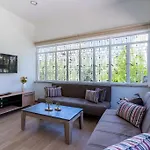 Verdant 1-bedroom In Daire *