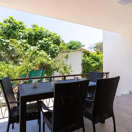 דירה Verdant 1-bedroom In *